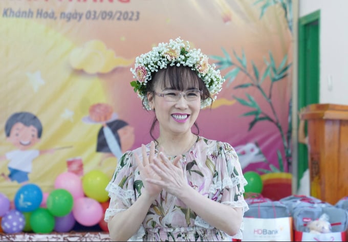 Nữ tỷ phú Nguyễn Thị Phương Thảo với vòng hoa cài đầu do các em làng trẻ SOS kết tặng.