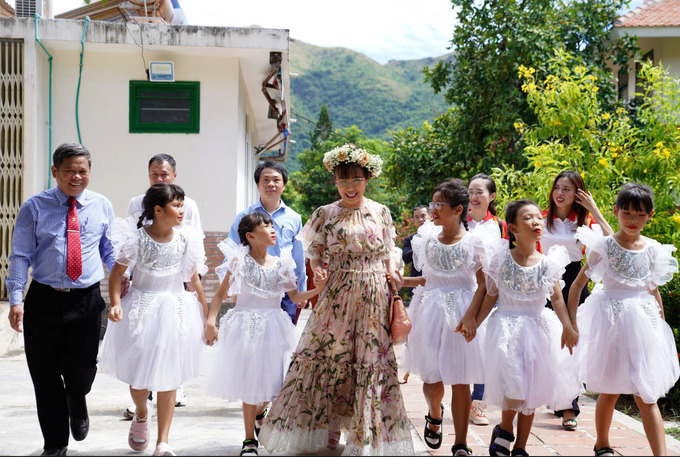 Các em nhỏ tại làng SOS Nha Trang gửi gắm tình cảm tới nữ doanh nhân.