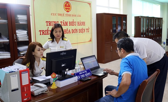 Hỗ trợ, hướng dẫn NNT thực hiện nghĩa vụ thuế đối với hoạt động kinh doanh thương mại điện tử tại Cục Thuế Đắk Lắk. (Ảnh: Cổng thông tin Cục Thuế Đắk Lắk)