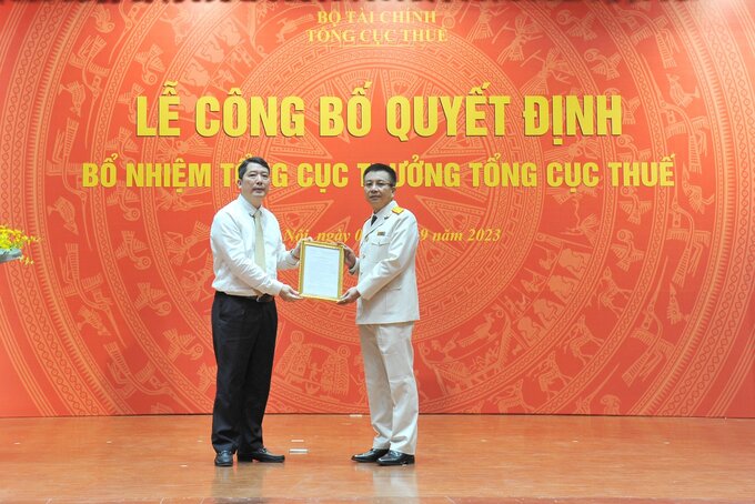Thứ trưởng Bộ Tài chính Cao Anh Tuấn trao quyết định cho ông Mai Xuân Thành.