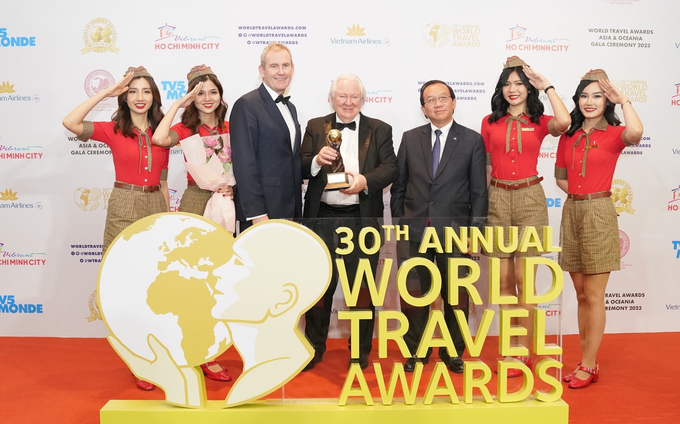 Ông Graham Cooke (giữa), nhà sáng lập và chủ tịch World Travel Awards trao cúp kỷ niệm cho lãnh đạo Vietjet: Phó Tổng giám đốc Michael Hickey và Phó Tổng giám đốc Đỗ Xuân Quang