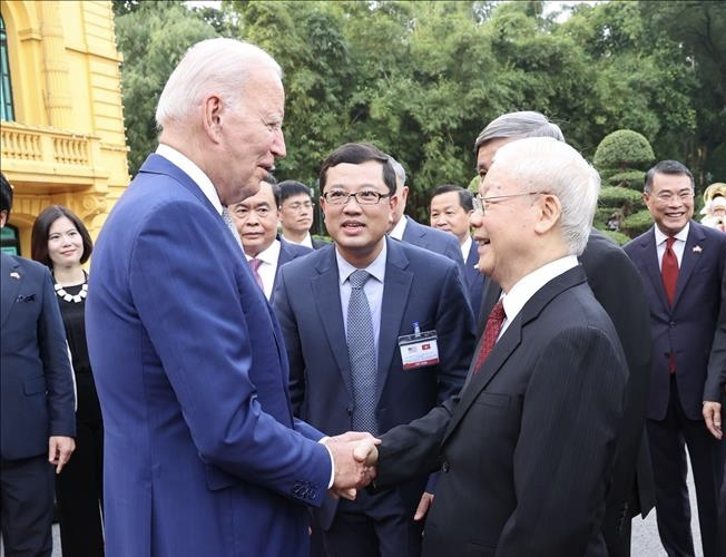 Tổng Bí thư Nguyễn Phú Trọng và Tổng thống Hoa kỳ Joe Biden bắt tay thân mật.