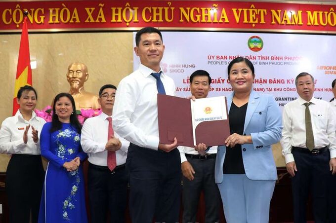 Bà Trần Tuệ Hiền, Chủ tịch UBND tỉnh Bình Phước trao giấy chứng nhận đầu tư cho chủ đầu tư Dự án Nhà máy sản xuất lốp xe Haohua Việt Nam.
