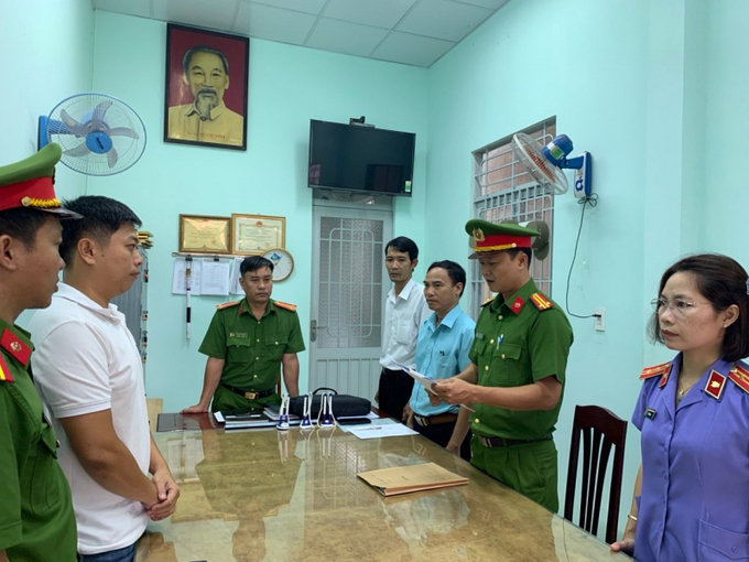 Cơ quan CSĐT Công an tỉnh Bình Phước thi hành quyết định khởi tố bị can, lệnh bắt bị can để tạm giam đối với Huỳnh Nhất Giang (áo thun trắng bên trái). Ảnh: Công an cung cấp.