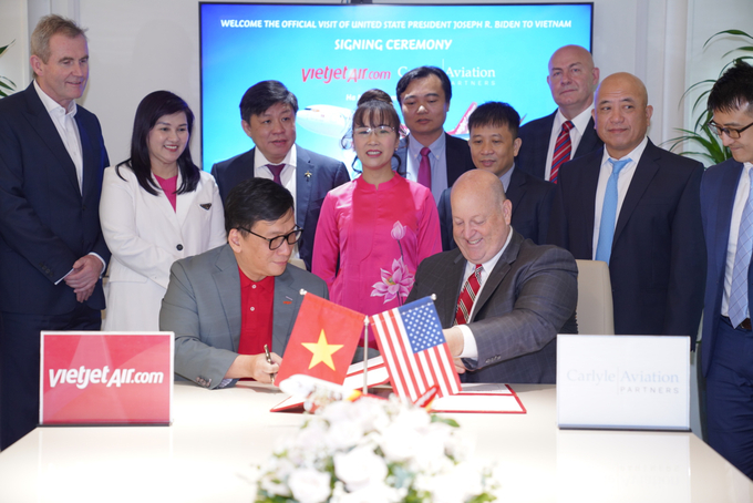 Tổng Giám đốc Vietjet Đinh Việt Phương (trái) và ông Robert Korn, Chủ tịch Carlyle Aviation Partners cùng ký kết thoả thuận tài trợ tàu bay trị giá 550 triệu USD tại Hà Nội