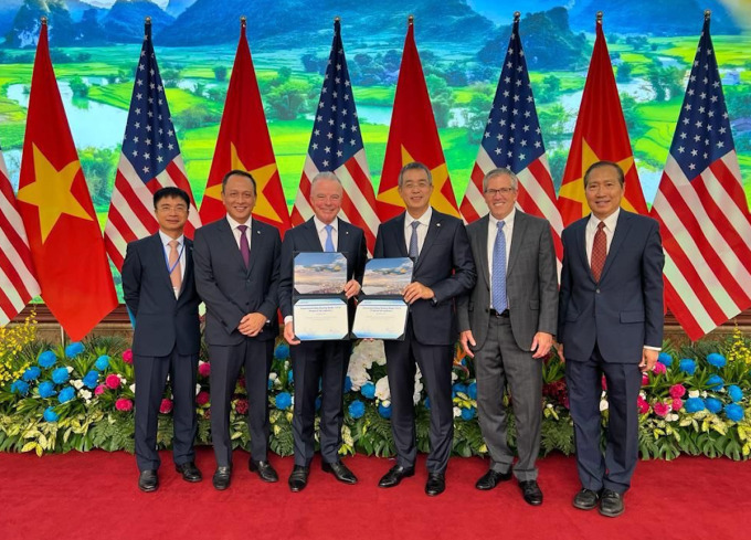Đại diện Vietnam Airlines và Boeing ký thỏa thuận mua 50 tàu bay Boeing 737 Max trị giá 10 tỷ USD, nhân chuyến thăm cấp Nhà nước của Tổng thống Mỹ Joe Biden đến Việt Nam, ngày 11/9. Ảnh: VNA