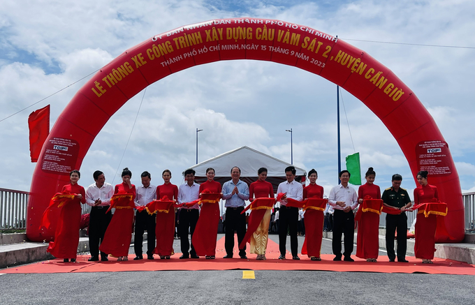 Ông Nguyễn Hồ Hải - Phó Bí thư Thành ủy Tp.HCM và lãnh đạo các đơn vị liên quan cắt băng khánh thành thông xe cầu Vàm Sát 2.