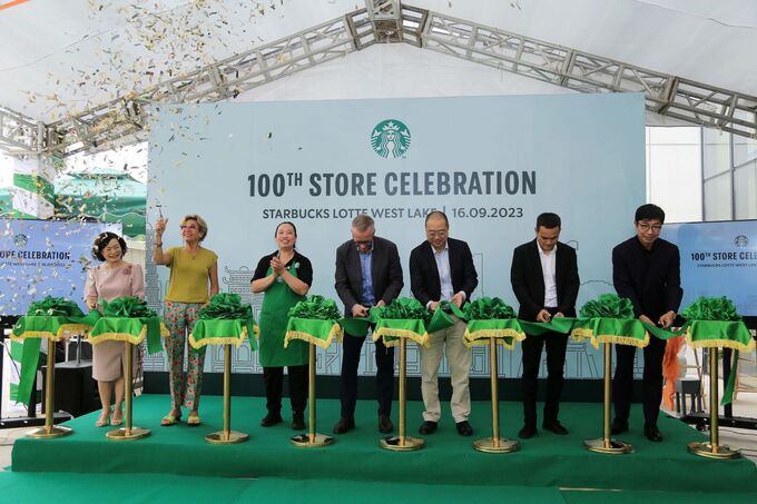 Starbuck khai trương cửa hàng thứ 100 tại Việt Nam.