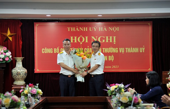 Tổng Cục trưởng Tổng cục Thuế Mai Xuân Thành tặng hoa chúc mừng Bí thư Đảng ủy, Cục trưởng Cục Thuế Hà Nội Vũ Mạnh Cường.