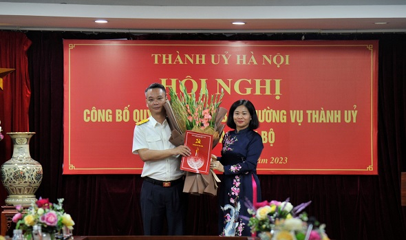 Phó Bí thư Thường trực Thành ủy Nguyễn Thị Tuyến trao quyết định và tặng hoa chúc mừng Bí thư Đảng ủy, Cục trưởng Cục Thuế Hà Nội Vũ Mạnh Cường.