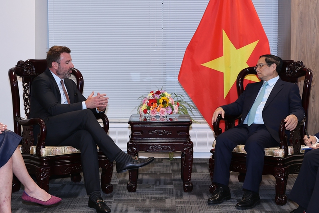 Thủ tướng Phạm Minh Chính gặp Phó Chủ tịch phụ trách quan hệ Chính phủ toàn cầu của Tập đoàn Apple, ông Nick Ammann. ( Ảnh: VGP)