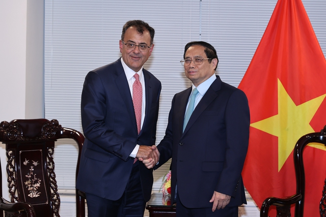 Thủ tướng Phạm Minh Chính gặp Phó Chủ tịch phụ trách quan hệ Chính phủ toàn cầu và chính sách công của Google, ông Karan Bhatia. (Ảnh: VGP)