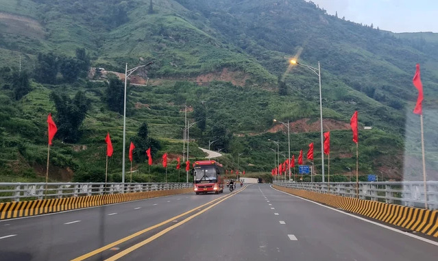 Dự án tuyến đường nối từ cao tốc Nội Bài - Lào Cai đi Sa Pa chính thức được thông xe. Ảnh: TTXVN