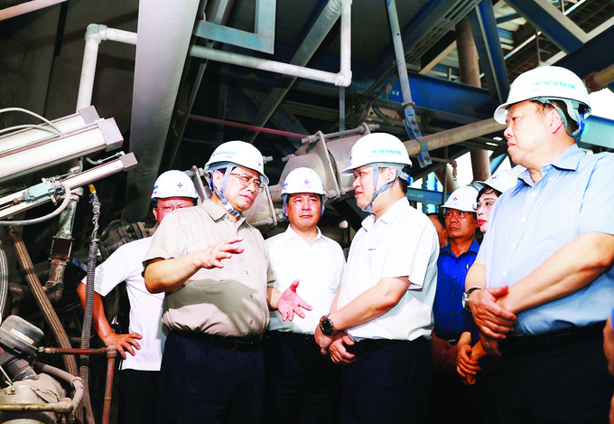Thủ tướng Chính phủ Phạm Minh Chính kiểm tra tình hình sản xuất và cung ứng điện tại Công ty Nhiệt điện Mông Dương (Tập đoàn Điện lực Việt Nam) tại thành phố Cẩm Phả, tỉnh Quảng Ninh