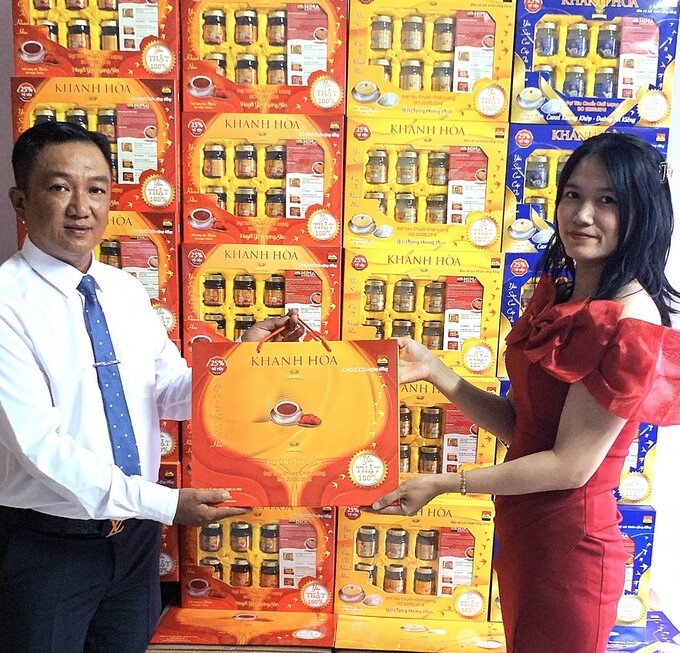 Ông: Nguyễn Thanh Liêm - Giám Đốc nhãn hàng Seunest của công ty thăm và tặng quà cho nhà phân phối.