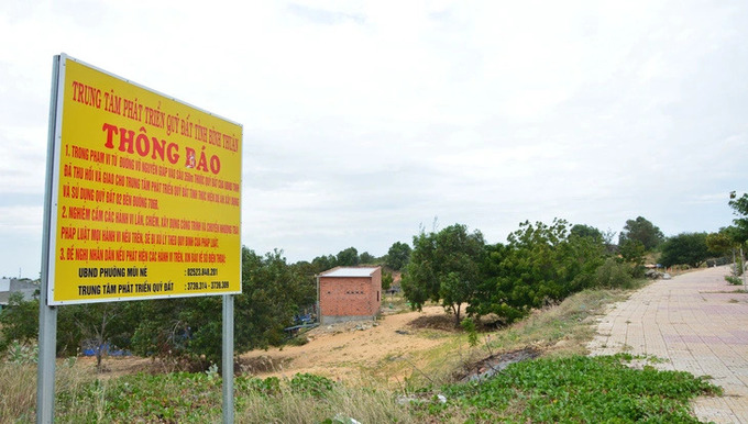 Trung tâm Phát triển quỹ đất tỉnh Bình Thuận trong một lần cảnh báo việc bao chiếm đất công ở địa bàn TP Phan Thiết - Ảnh: Tuổi trẻ.