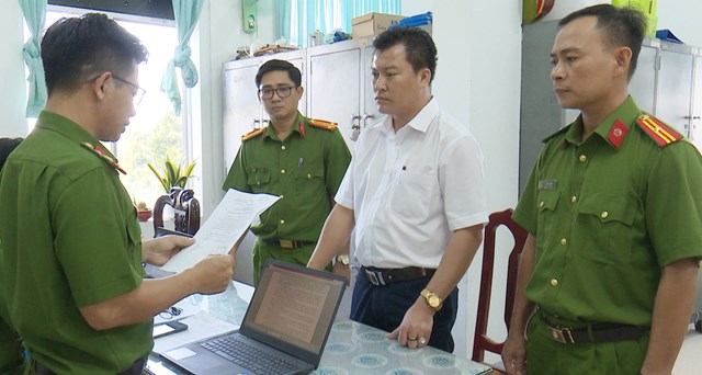 Cơ quan điều tra đọc Quyết định khởi tố vụ án, khởi tố bị can, lệnh bắt tạm giam đối với Nguyễn Minh Tân.