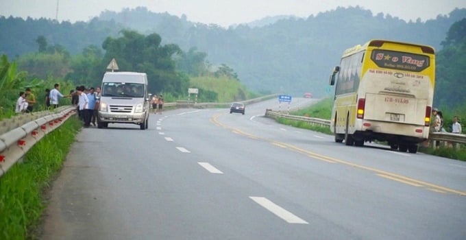 Cao tốc Nội Bài - Lào Cai đoạn từ Yên Bái đến Lào Cai chỉ có 2 làn xe, không có dải phân cách giữa. Ảnh: Báo Dân trí