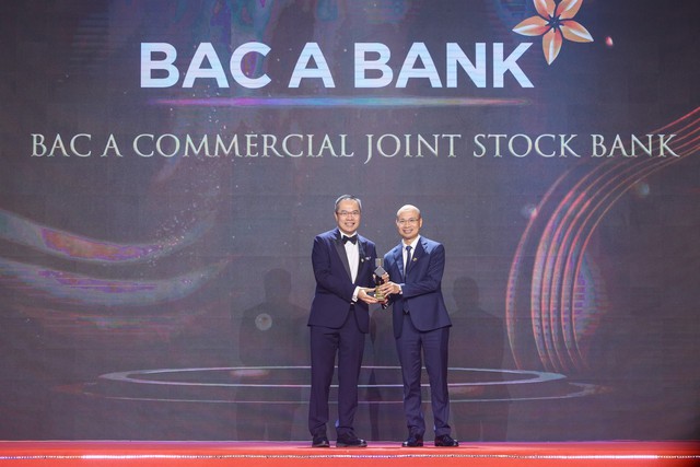 Ông Chu Nguyên Bình - Phó Tổng Giám đốc Ngân hàng TMCP Bắc Á nhận giải thưởng APEA 2023.