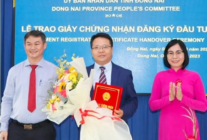 Phó chủ tịch UBND tỉnh Đồng Nai trao giấy chứng nhận đầu tư cho Công ty TNHH Kingfa Science & Technology (Trung Quốc). (Ảnh: Báo Đồng Nai).