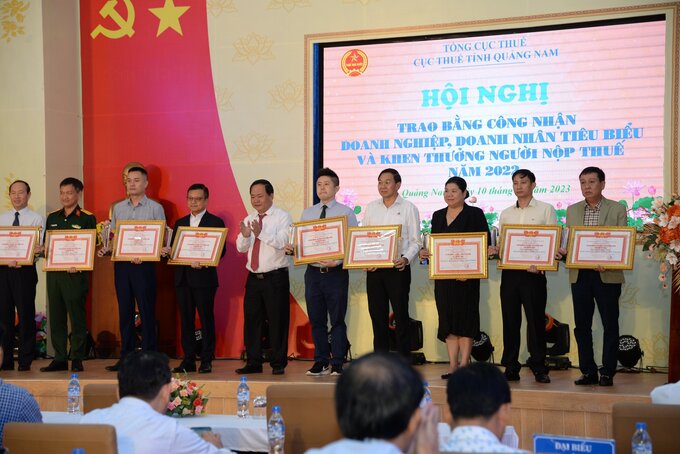 Các DN, doanh nhân tiêu biểu nhận bằng khen của UBND tỉnh Quảng Nam