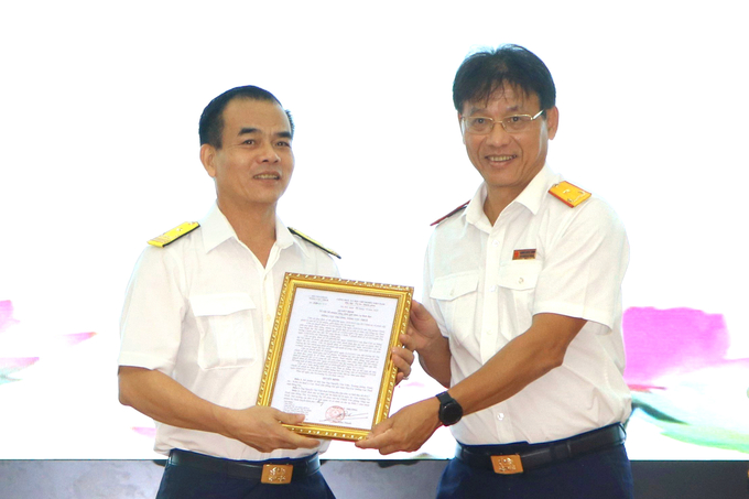 Phó tổng cục trưởng Tổng cục Thuế Đặng Ngọc Minh trao quyết định Phó cục trưởng Cục Thuế Đồng Nai cho ông Nguyễn Văn Viện.