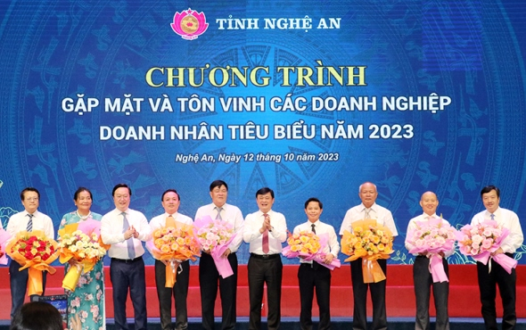 Lãnh đạo Nghệ An chúc mừng các doanh nhân nhân ngày 13/10.