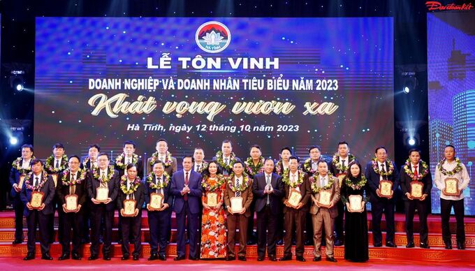 Ông Hoàng Trung Dũng, Bí thư Tỉnh ủy Hà Tĩnh và ông Võ Trọng Hải, Chủ tịch UBND tỉnh Hà Tĩnh tặng danh hiệu cho 24 Doanh nghiệp tiêu biểu năm 2023.