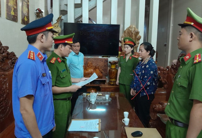 Cơ quan chức năng ở Quảng Bình đọc lệnh khởi tố vụ án, khởi tố bị can đối với Phan Thị Hồng Thuận.