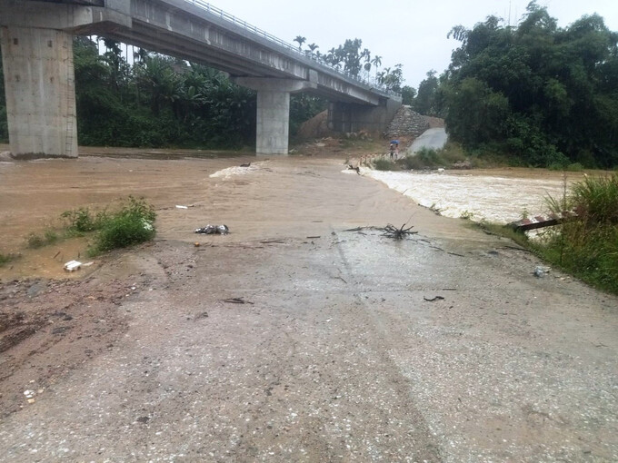 Nước lũ gây ngập ngầm sông Trường trên Quốc lộ 40 B từ Bắc Trà My lên Nam Trà My.