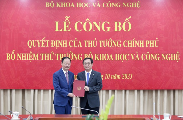 Bộ trưởng Bộ Khoa học và Công nghệ Huỳnh Thành Đạt trao quyết định cho tân Thứ trưởng Trần Hồng Thái.