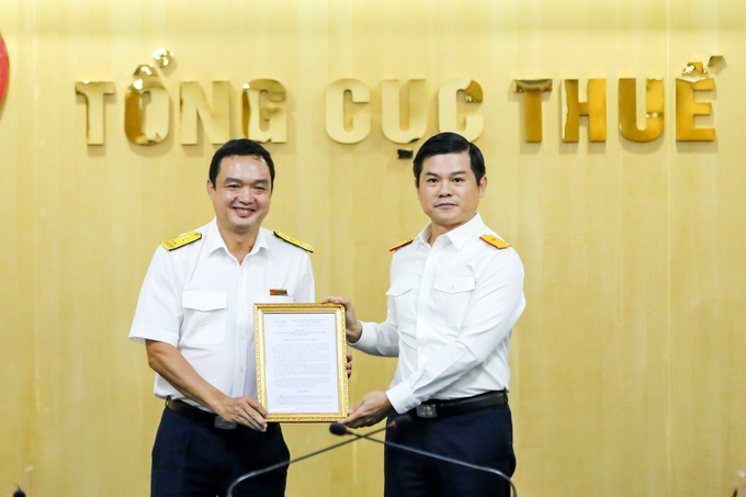 Phó tổng cục trưởng Vũ Chí Hùng trao quyết định cho tân Cục trưởng Cục Thanh tra Kiểm tra Cáp Quý Phúc.