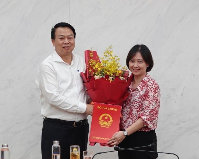 Thứ trưởng Nguyễn Đức Chi trao quyết định cho tân Phó cục trưởng Cục Tài chính doanh nghiệp.