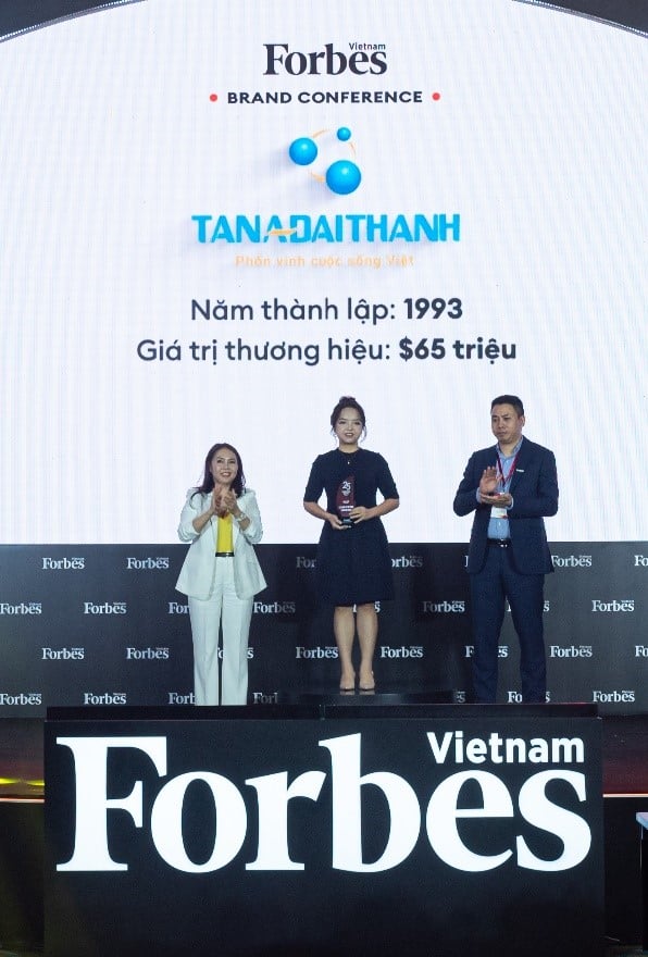 Bà Nguyễn Ngọc Thùy Dương, Phó TGĐ Tập đoàn Tân Á Đại Thành nhận chứng nhận vinh danh từ Forbes Việt Nam (Ảnh: Forbes Việt Nam).