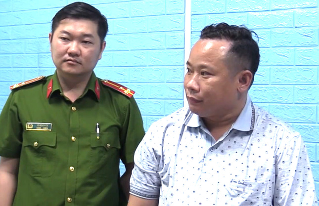 Nguyễn Văn Minh (bên phải) bị khởi tố, bắt giam về hành vi lừa đảo, chiếm đoạt tài sản.