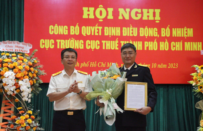 Ông Mai Xuân Thành (bìa trái), Tổng cục trưởng Tổng cục Thuế, trao quyết định cho ông Nguyễn Nam Bình.