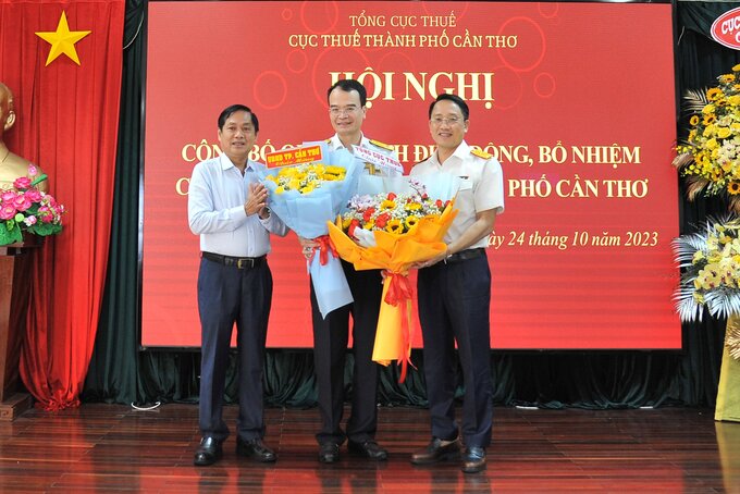 Phó Tổng cục trưởng Mai Sơn và Phó chủ tịch UBND TP Cần Thơ Nguyễn Văn Hồng trao Quyết định và chúc mừng tân Cục trưởng Phan Tiến Lân.
