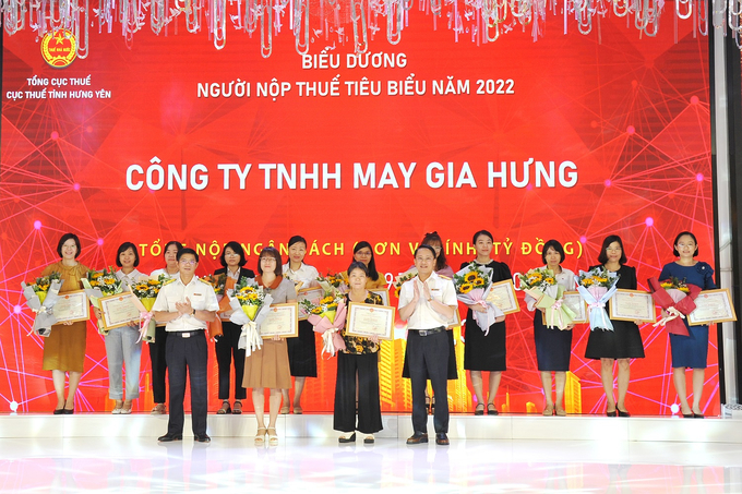 Phótổng cục trưởng Mai Sơn và Cục trưởng Nguyễn Đức Sơn trao tặng Giấy khen của Tổng cục trưởng Tổng cục Thuế cho các DN và NNT tiêu biểu năm 2022.