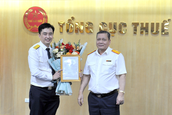 Phó tổng cục trưởng Phi Vân Tuấn trao quyết định cho ông Kiều Ngọc Anh, Phó vụ trưởng Vụ Dự toán thu thuế.