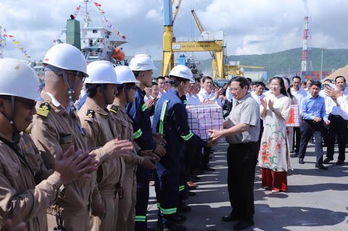 Thủ tướng Phạm Minh Chính tặng quà, động viên người lao động dự án thuộc Cảng biển Nghi Sơn