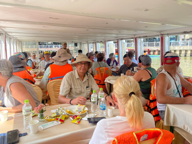 Hơn 200 du khách quốc tế thích thú khi trải nghiệm du lịch đường thủy nội đô Tp.HCM