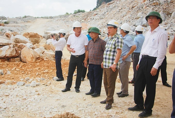 Cơ quan chức năng kiểm tra hoạt động khai thác khoáng sản ở huyện Qùy Hợp.
