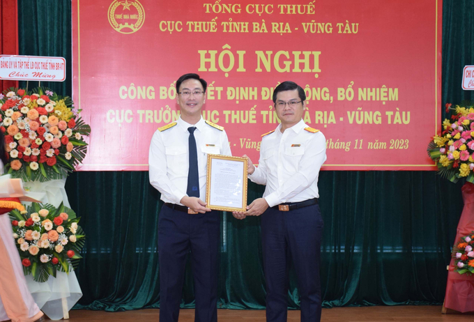 Ông Vũ Chí Hùng, Phó Tổng cục Trưởng Tổng Cục Thuế (phải) trao quyết định bổ nhiệm ông Đoàn Minh Dũng.