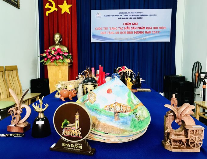 Nhiều mẫu sản phẩm quà lưu niệm, quà du lịch mang đặc trưng của tỉnh Bình Dương đã được Ban tổ chức chọn ra
