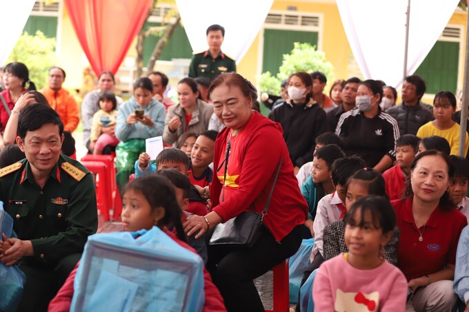 Bà Nguyễn Thị Cúc - Chủ tịch VTCA động viên các em học sinh nghèo vượt khó.