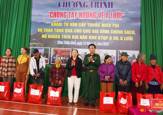 Đoàn thiện nguyện đã trao tặng 125 suất quà cho hộ gia đình chính sách tại A Lưới - Thừa Thiên Huế.