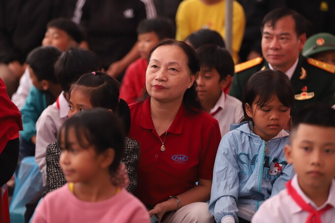 Bà Nguyễn Thị Thuý Nga, Chủ tịch Hội đồng thành viên, Công ty TNHH tư vấn tài chính kế toán FAC chia sẻ với học sinh nghèo vượt khó.