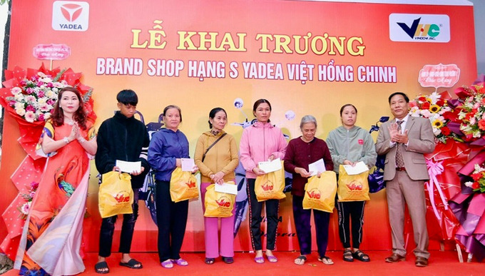Công ty Việt Hồng Chinh đã trao tặng nhiều xuất quà cho một số hộ gia đình có hoàn cảnh khó khăn.