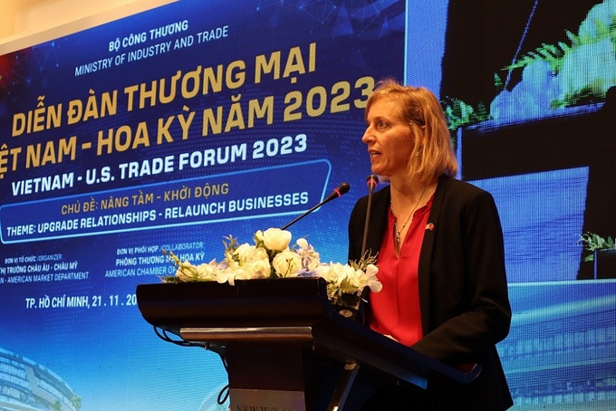 Bà Susan Burns, Tổng Lãnh sự Hoa Kỳ tại Tp.HCM phát biểu trong Diễn đàn.