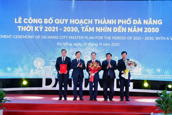 Phó Thủ tướng Chính phủ Trần Hồng Hà, Bộ trưởng Bộ Kế hoạch và Đầu tư Nguyễn Chí Dũng trao Quyết định phê duyệt Quy hoạch TP. Đà Nẵng thời kỳ 2021 - 2030, tầm nhìn đến năm 2050.